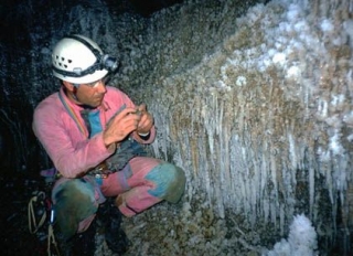  Espeleología en una gruta de Vercors